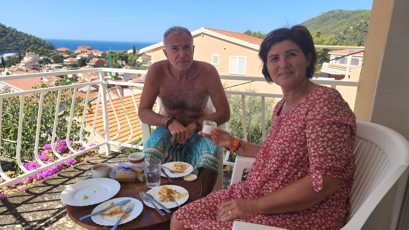 Michael und Angela beim Frühstück in Brna mit Meerblick