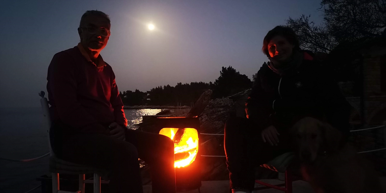 Angela und Michael an der Feuertonne auf Korčula