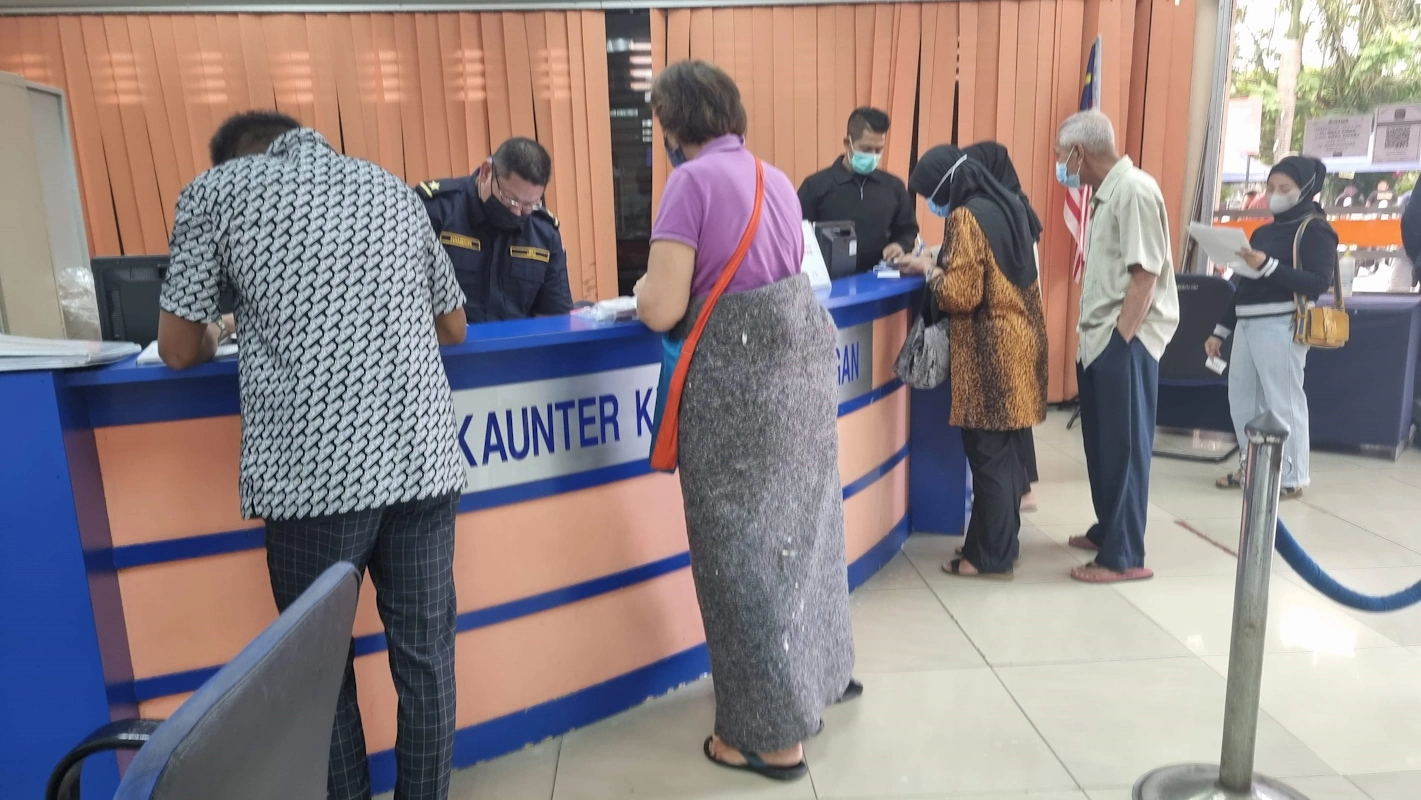 Angela mit Umzugsdecke vor malaysischer Behörde