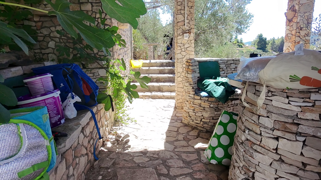 Erste Renovierungsarbeiten – Farbeimer und Pinsel bereit