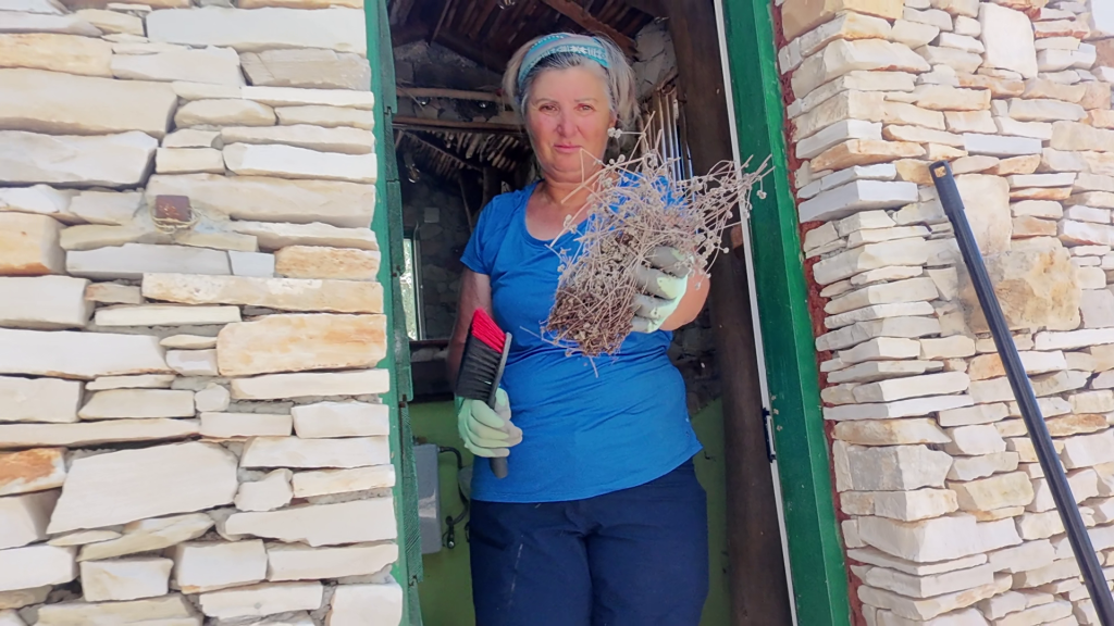 Angela beim Putzen – das Haus wird vorbereitet