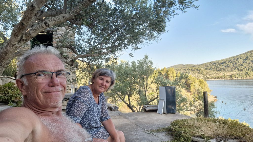 Abendstimmung am Get Your Fjaka Grundstück – Sonnenuntergang mit Rotwein