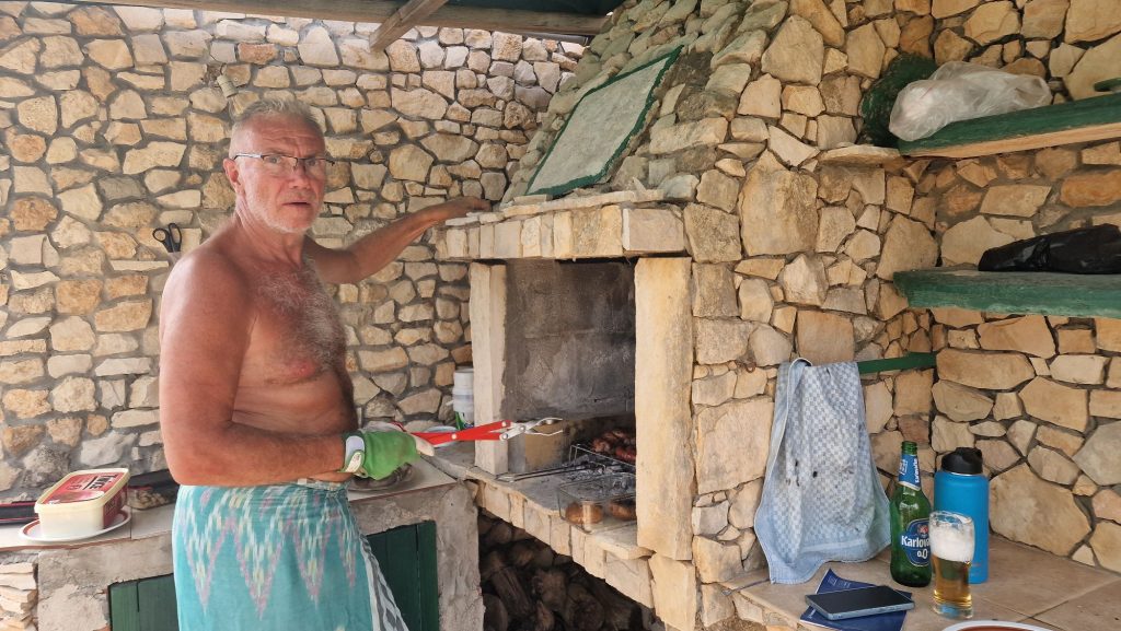 Grillen bei Hitze auf dem Grundstück