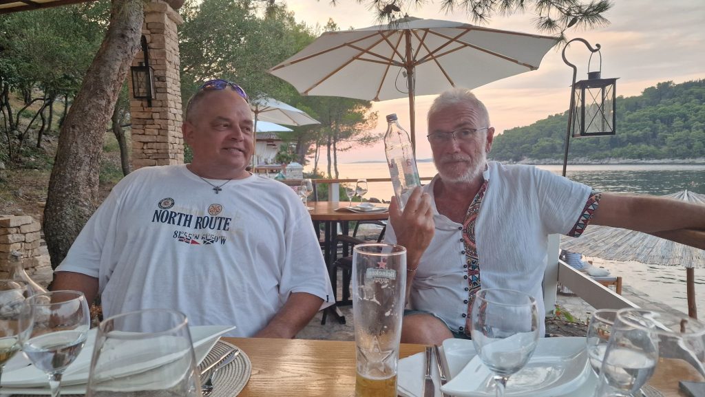 Lili, Nino und Michael beim Abendessen am Meer mit Wein und Fisch
