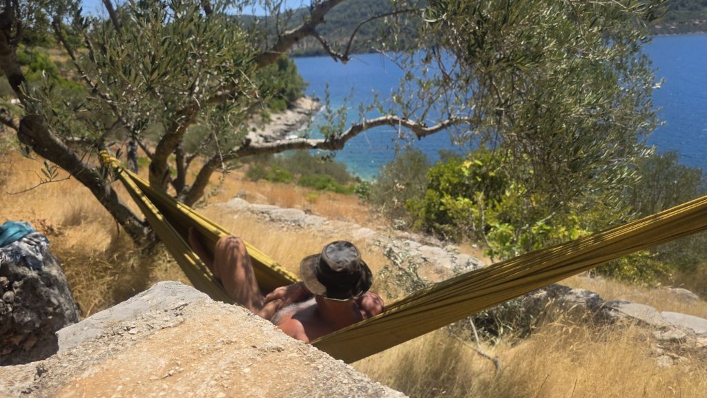 Hängematte unter Olivenbaum mit Meerblick