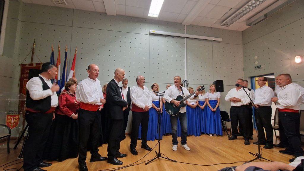Klapa-Ensemble auf der Bühne in Smokvica