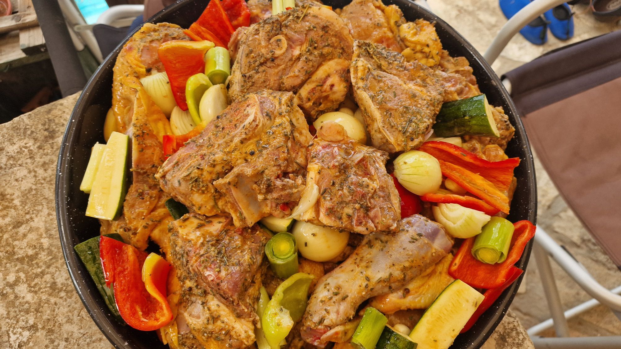 Peka mit Lamm, Huhn und Gemüse unter der Eisenglocke