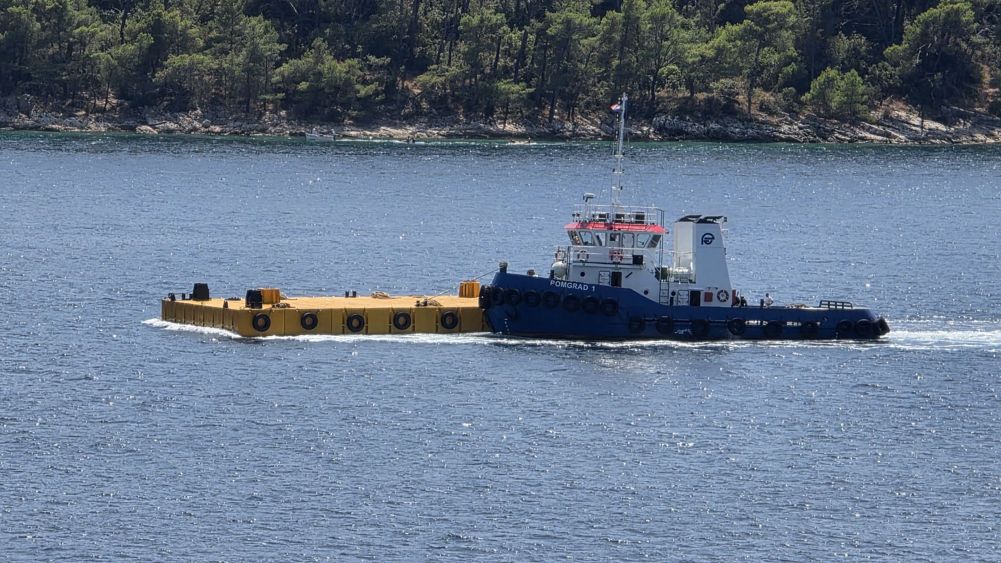 Ein großer Schlepper zieht einen Ponton in die Bucht von Vela Luka