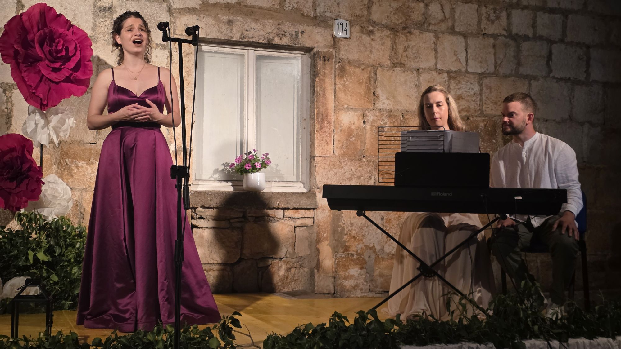 Sopranistin Marija Salečić und Pianistin Petra Akrap bei einem Konzert in Smokvica