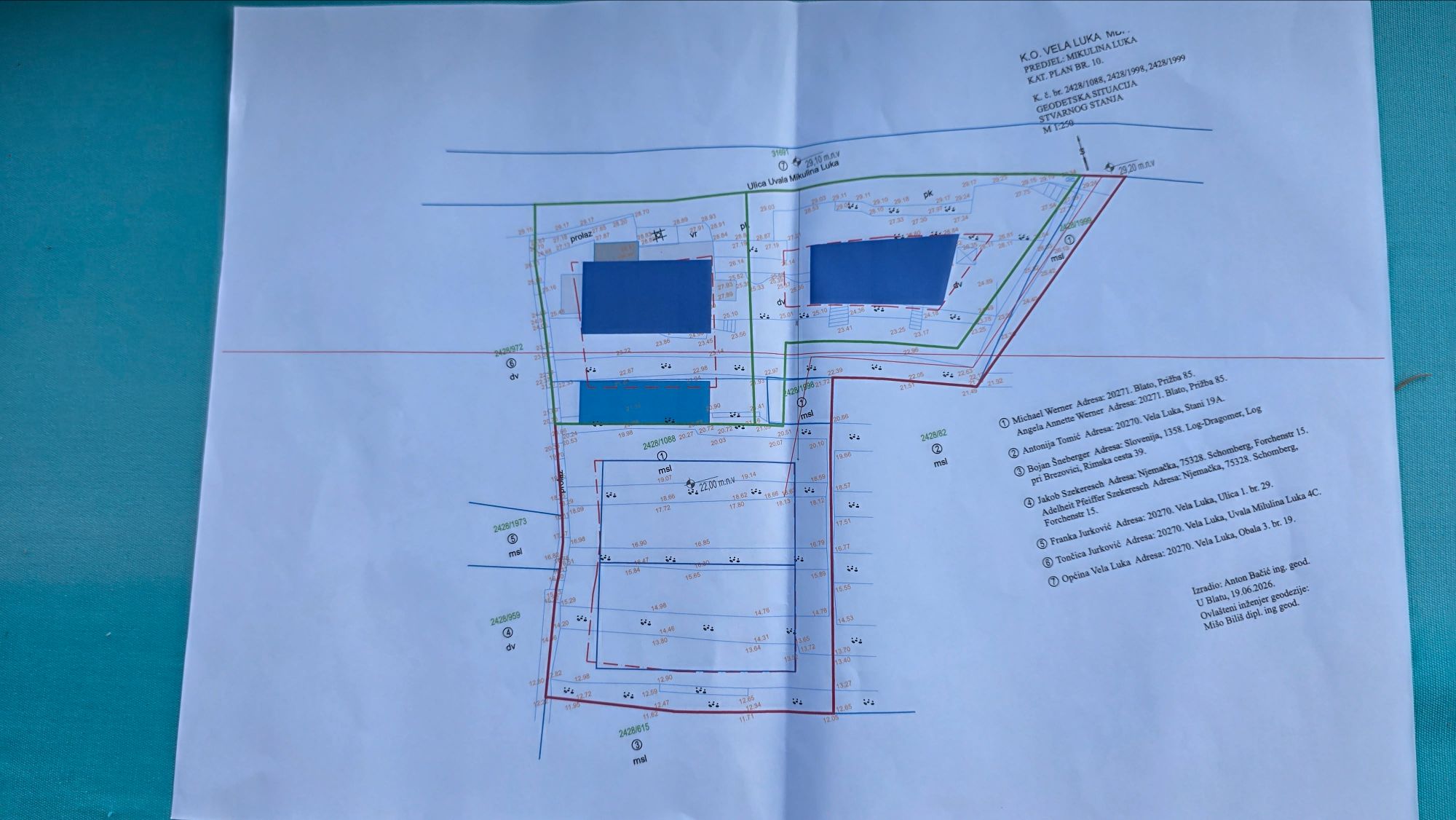 Erster Grundstücksplan der Architektin mit eingezeichneten Höhenlinien