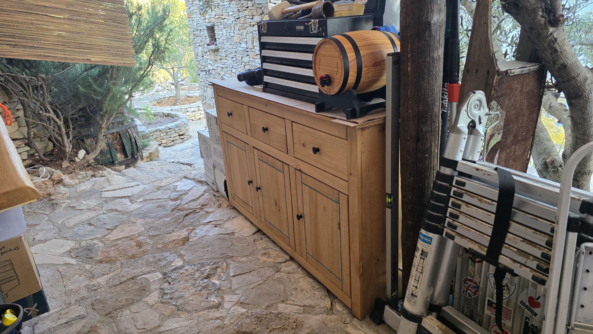 Neue Holzkommode als zusätzlicher Lagerplatz hinter dem Stahlschrank am Kutak