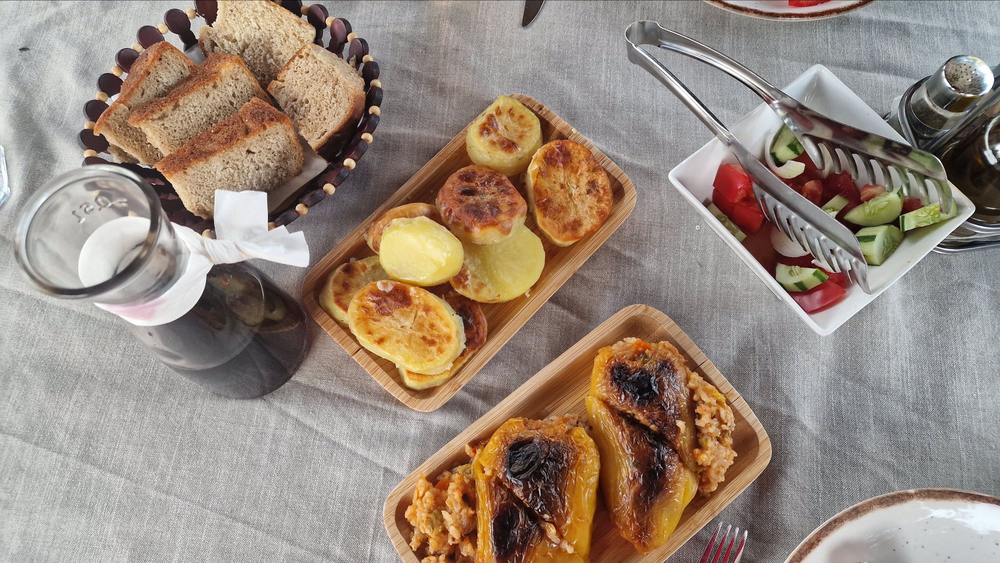 Hausgemachtes Abendessen mit Lamm und gefüllter Paprika im Guesthouse Alpini
