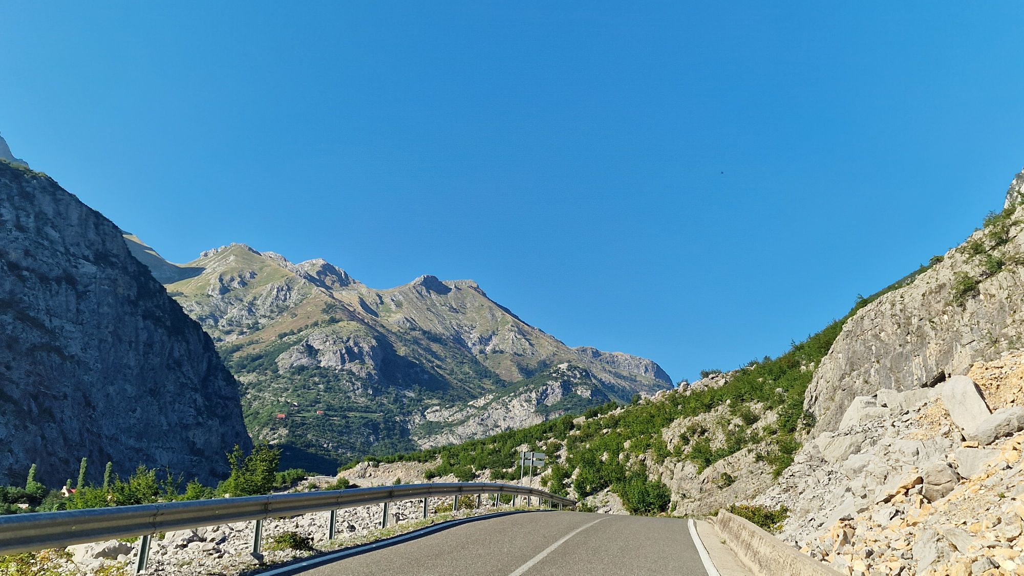 Bergstraße auf den letzten Kilometern nach Lëpushë