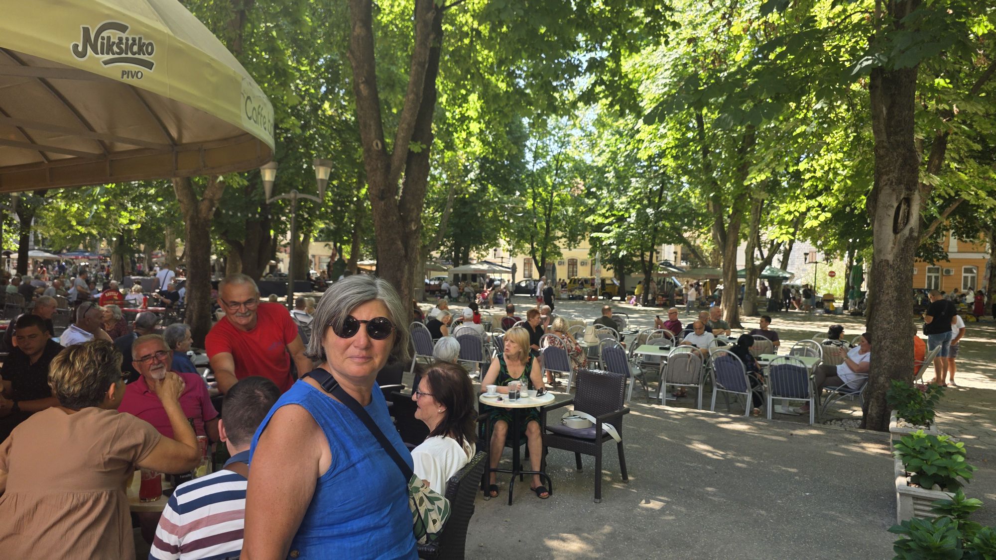 Schattiger Marktplatz unter großen Platanen in Trebinje