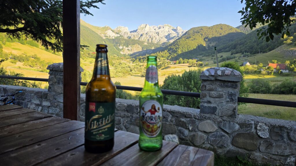 Nikšićko- und Korça-Bier vor der Bergkulisse von Lëpushë