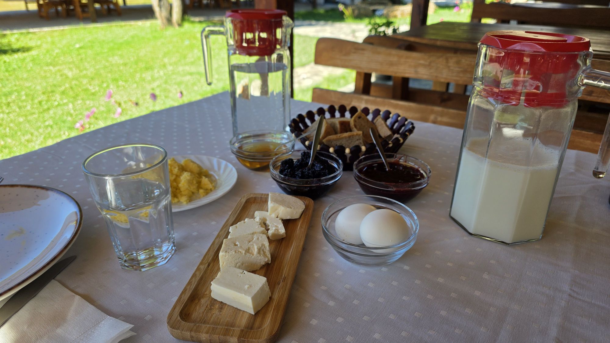 Albanisches Bergfrühstück in der Pension Alpini in Lëpushë