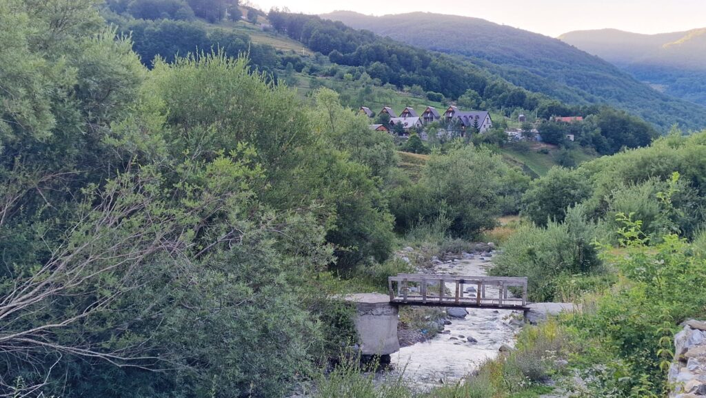 Pension Alpini bei Lëpushë vom Tal aus gesehen