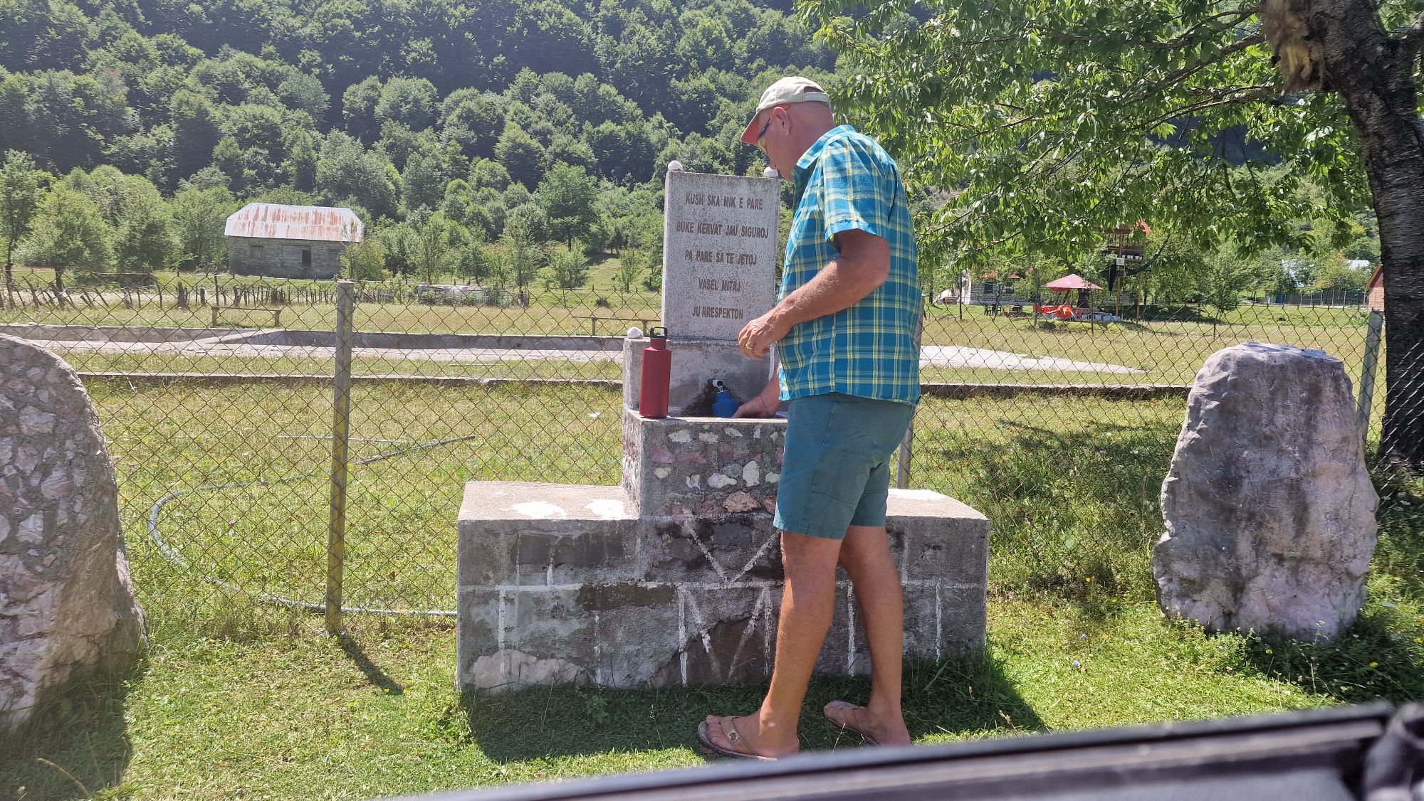 Brunnen mit einer Inschrift von Vasel Mitaj in Vermosh
