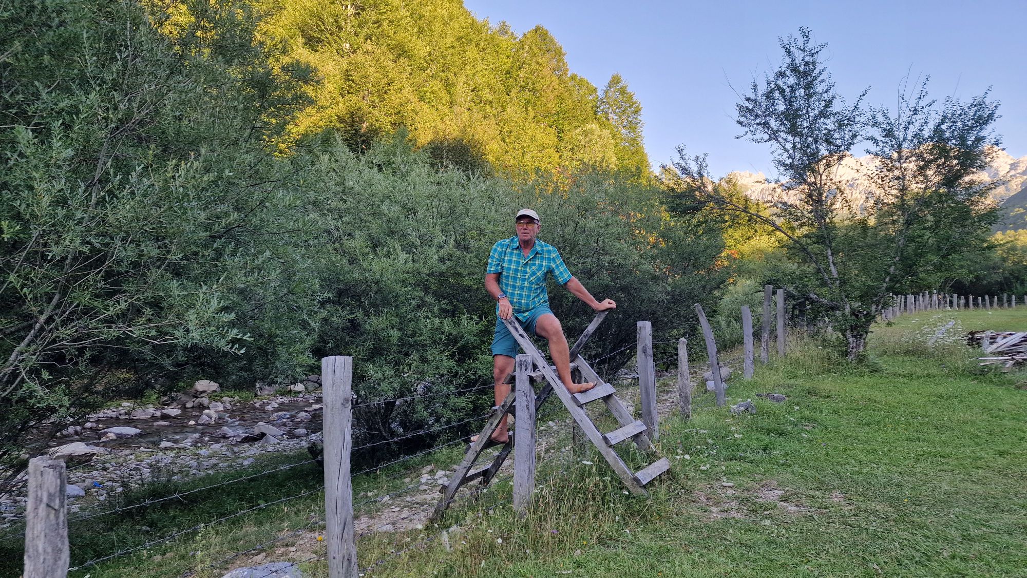 Überstieg an einem Weidezaun bei Lëpushë