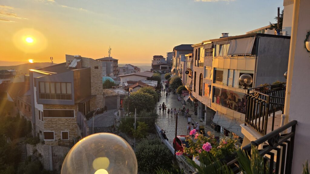 Sonnenuntergang über der Ebene und dem Meer bei Kruja