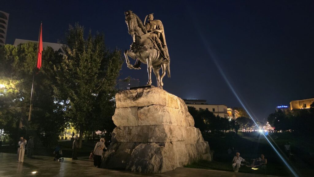 Skanderbeg-Denkmal auf dem Skanderbeg-Platz in Tirana