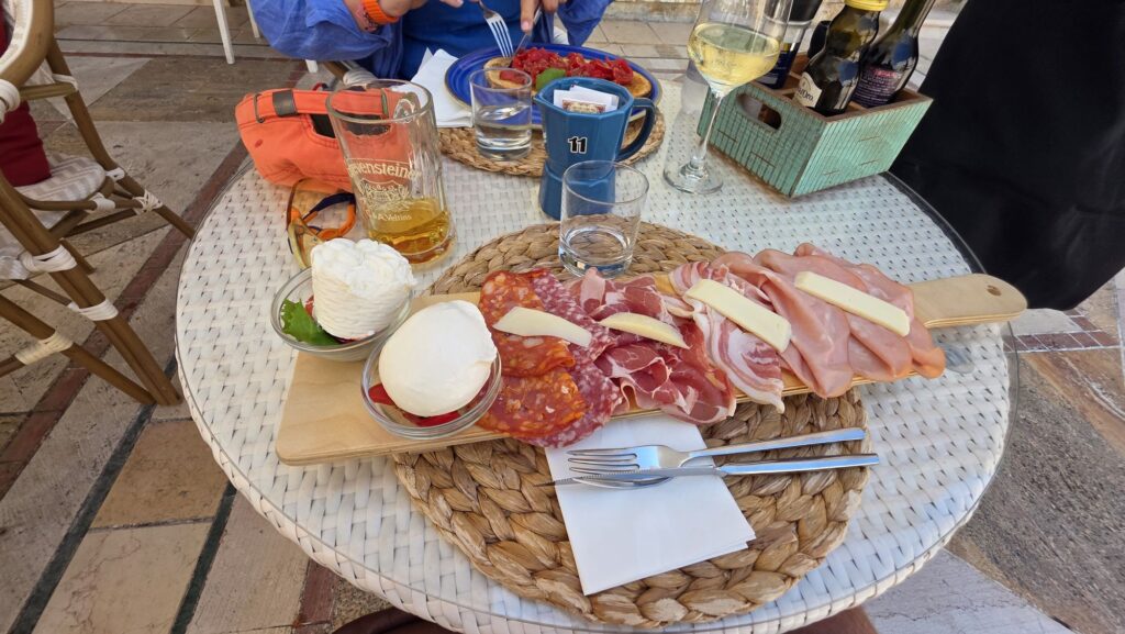 Gemischte apulische Vorspeisenplatte in Ostuni