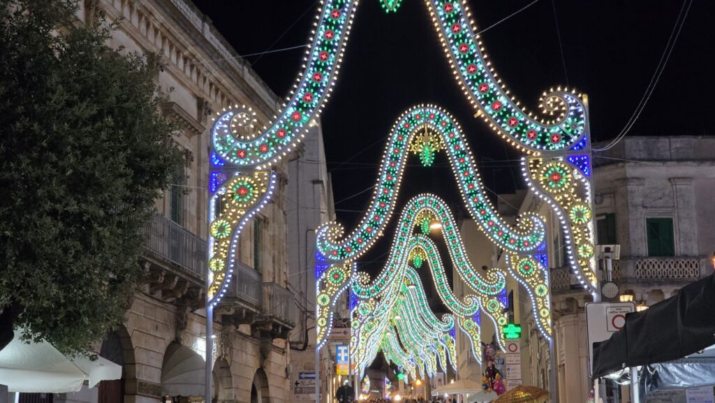Leuchtende Luminarie beim San-Rocco-Fest in Locorotondo