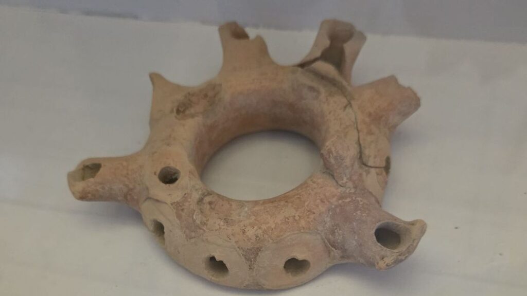 Antike mehrflammige Öllampe aus Ton im Museum von Apollonia