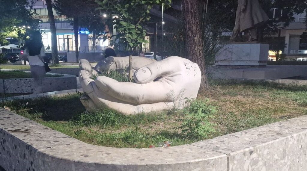 Friedensmotiv am Boulevard von Vlorë