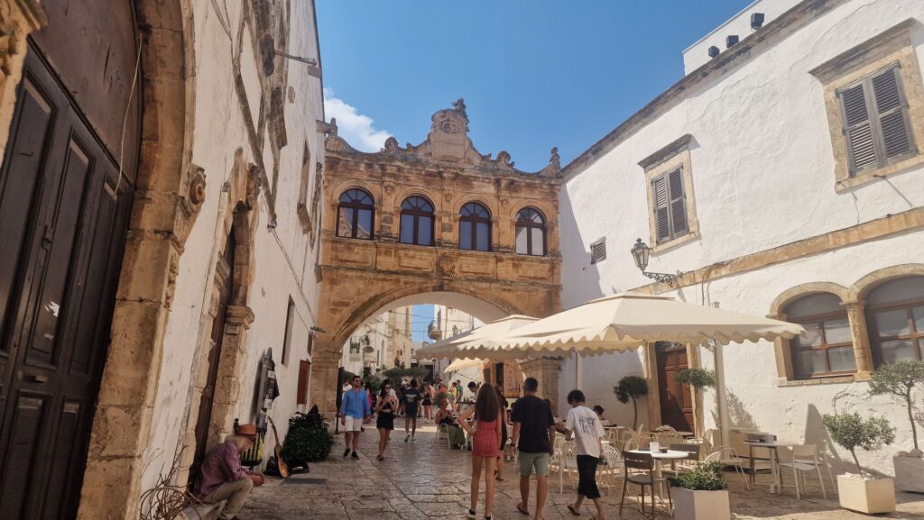 Torbogen in der Altstadt von Ostuni
