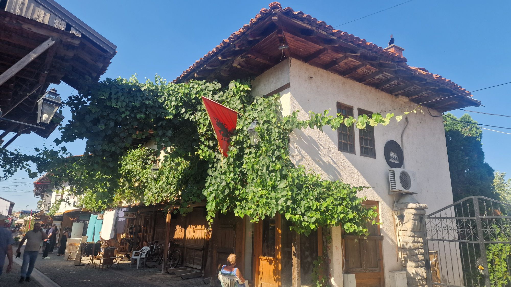 Albanische Flagge an einem Gebäude in Gjakova im Kosovo