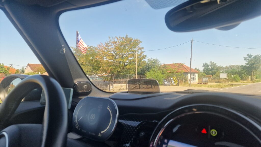 Amerikanische Flagge an einem Gebäude im Kosovo