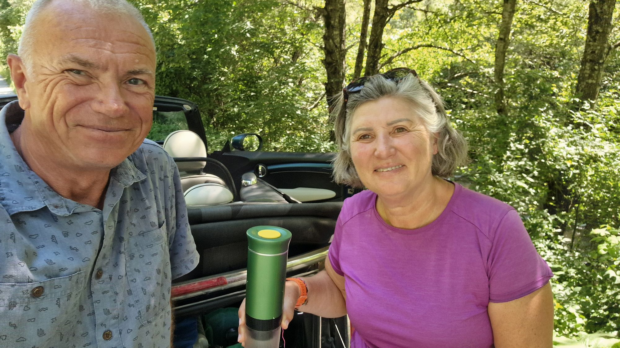 Kaffee aus einer kleinen USB-Kaffeemaschine in der Rugova-Schlucht