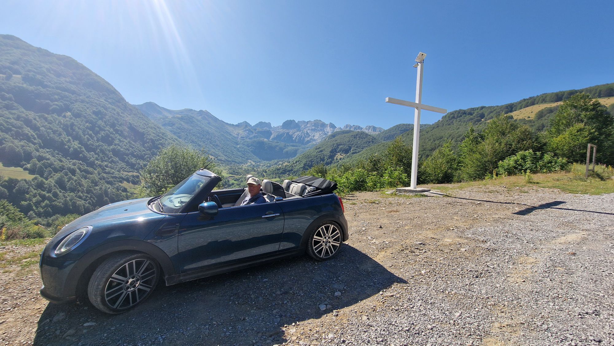 Blick über die Hochebene von Lëpushë in den Albanischen Alpen