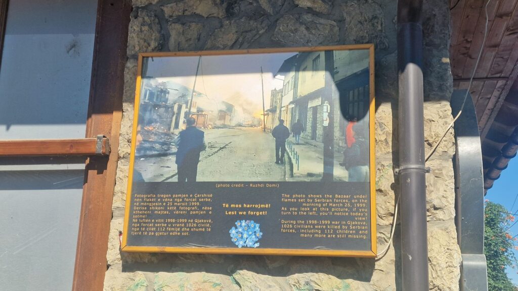 Gedenktafel zur Zerstörung des Basars von Gjakova im Jahr 1999