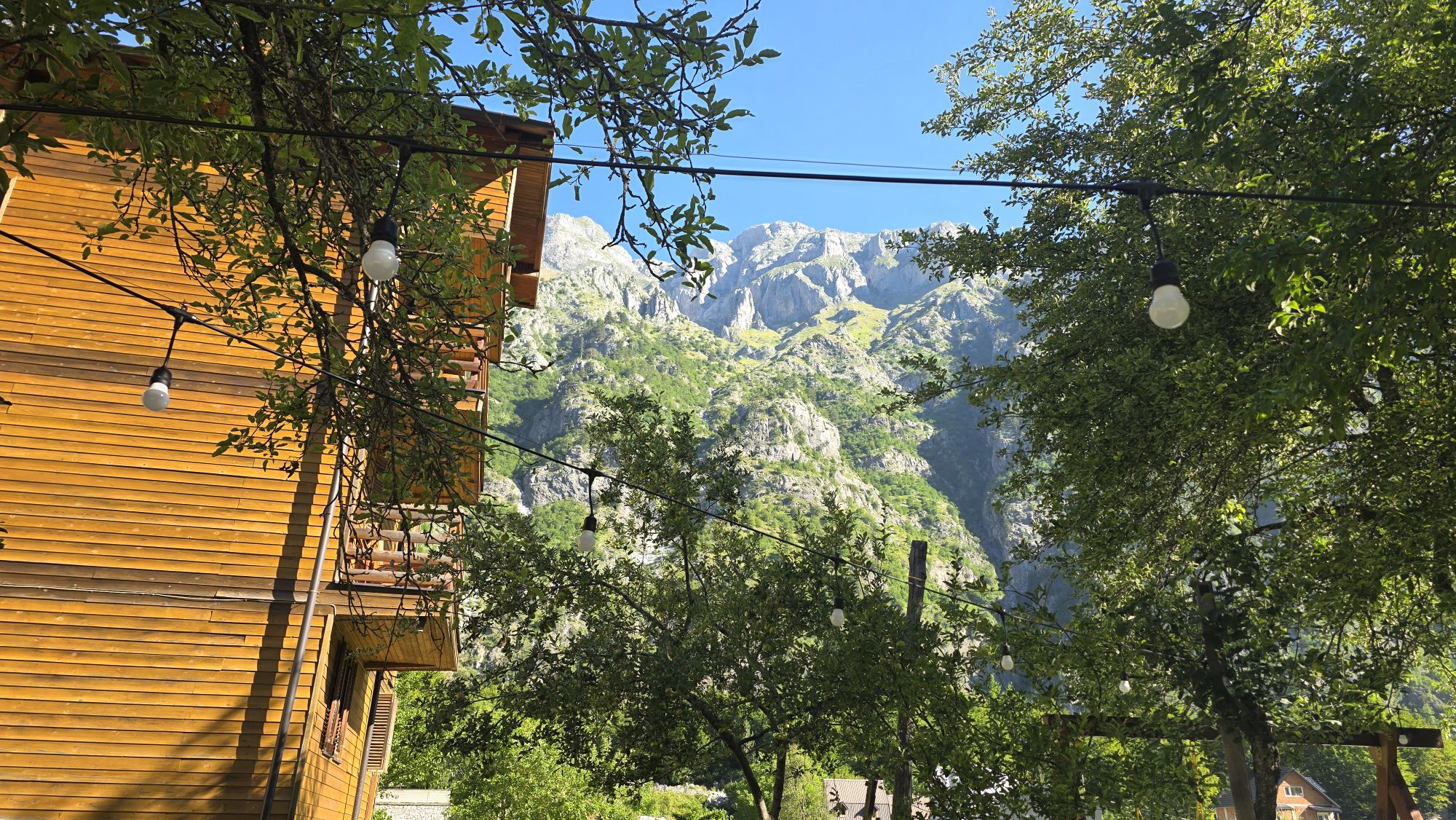 Die gezackten Berggipfel des Valbona-Tals im Morgenlicht