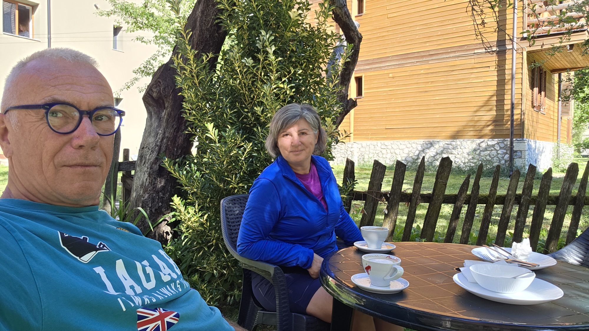Frühstück im Garten unserer Unterkunft im Valbona-Tal