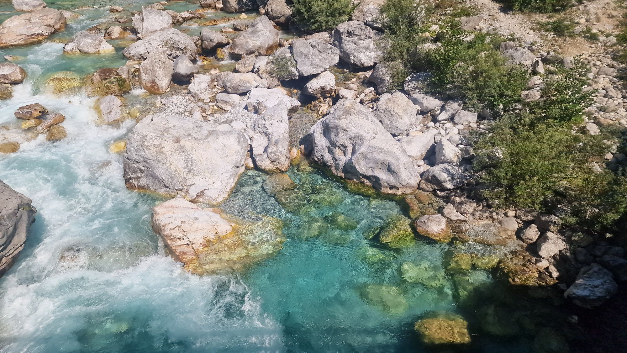 Kristallklares Wasser zwischen den Kalkfelsen der Shoshan-Schlucht