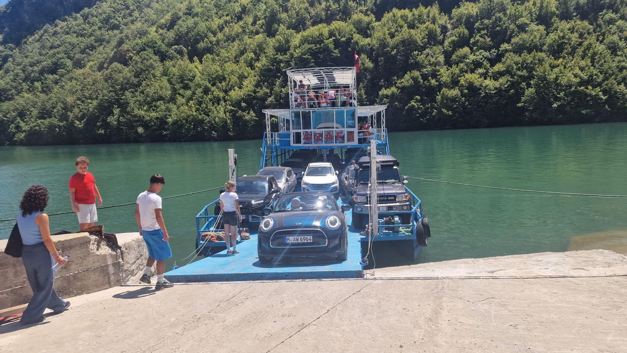 Unser Mini als eines der letzten Fahrzeuge auf der Koman-Fähre
