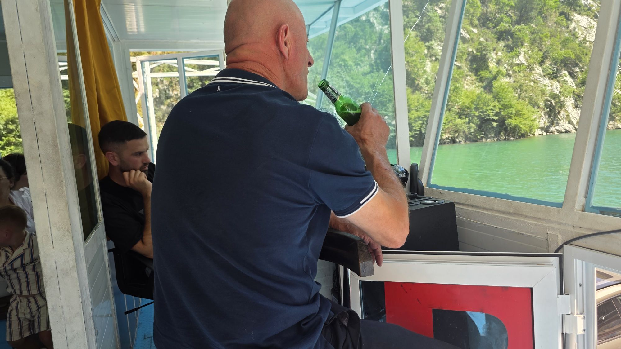 Pause im Schatten nach der Verladung auf die Koman-Fähre