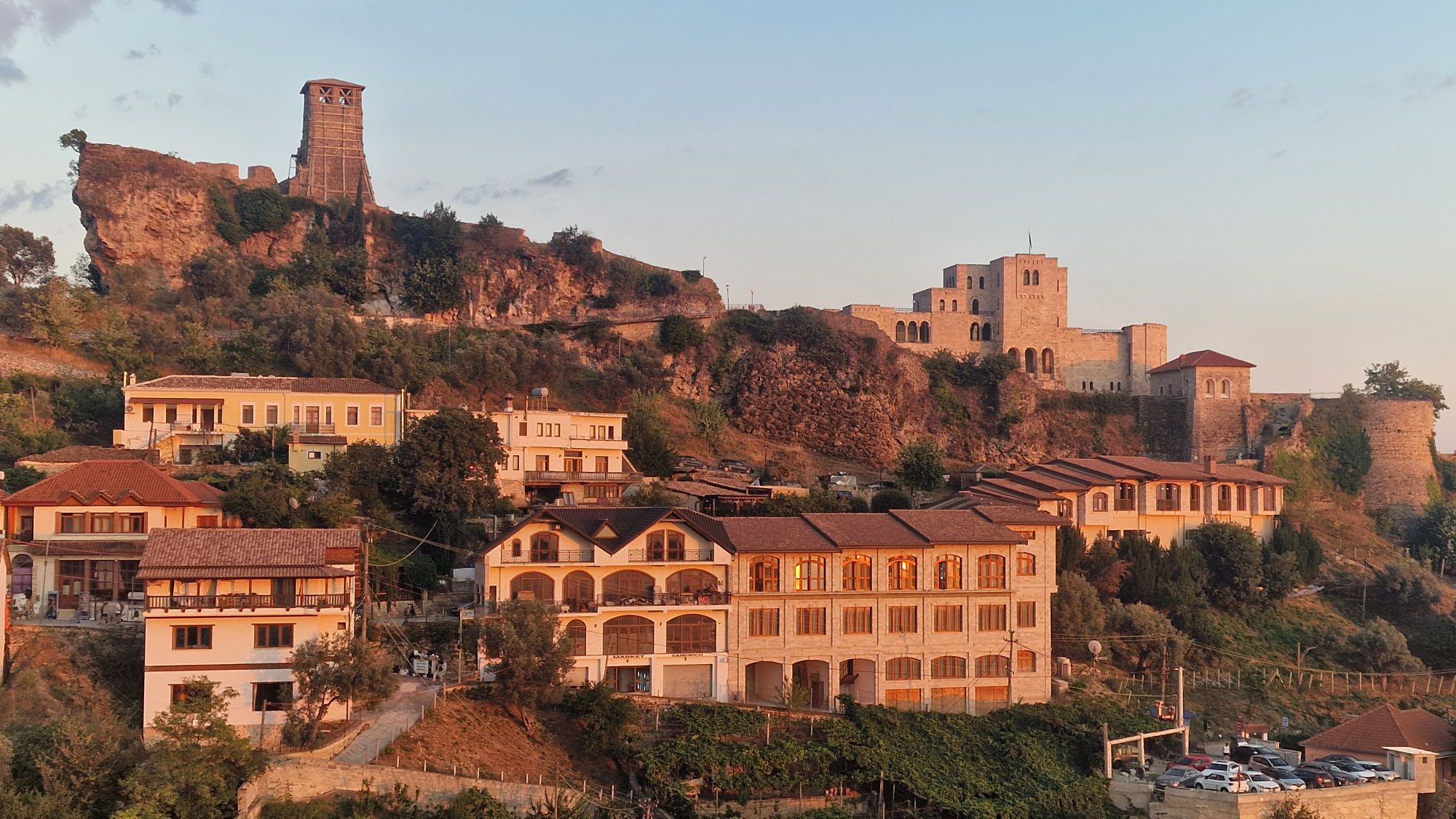 Die Burg von Kruja mit traditionellen Wohnhäusern im Vordergrund