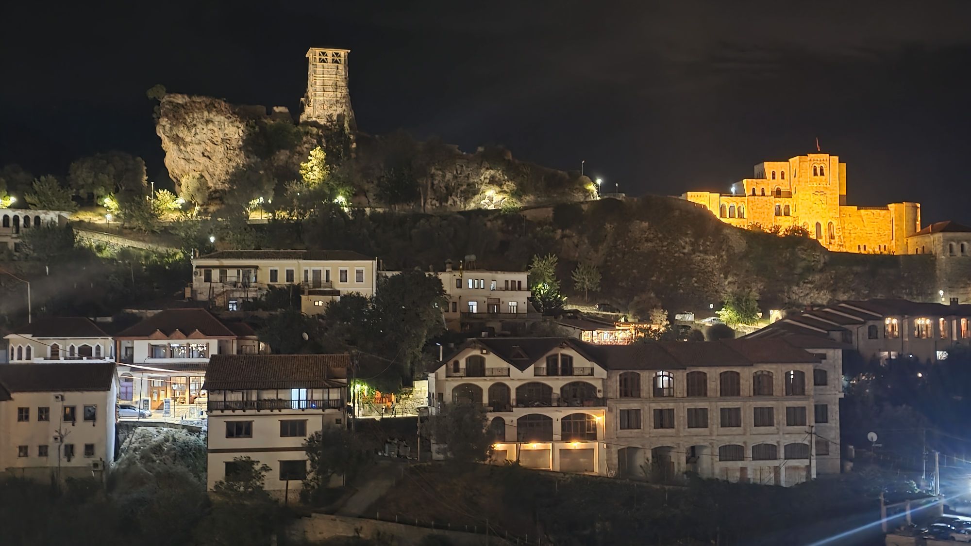 Die beleuchtete Burg von Kruja bei Nacht