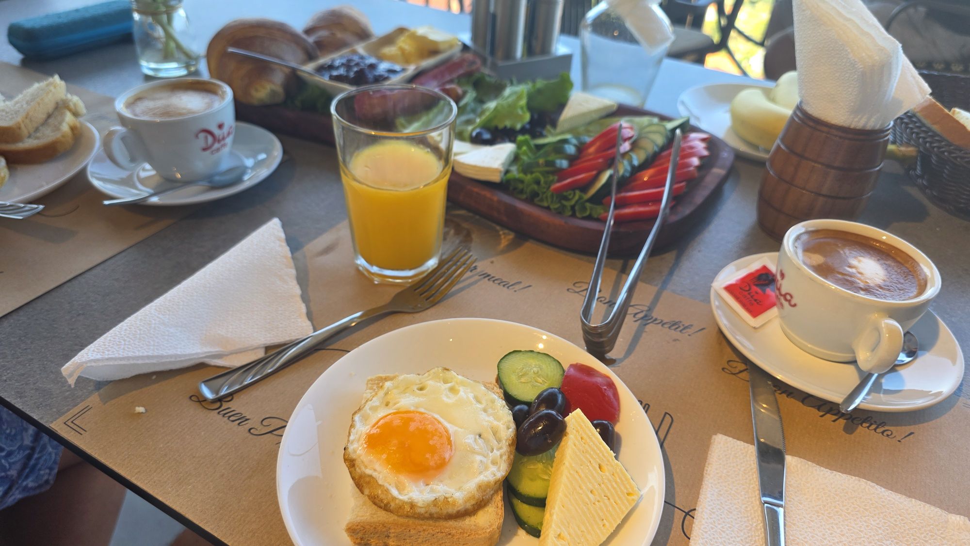 Albanisches Frühstück mit Brot, Käse, Eiern und Beilagen in Kruja