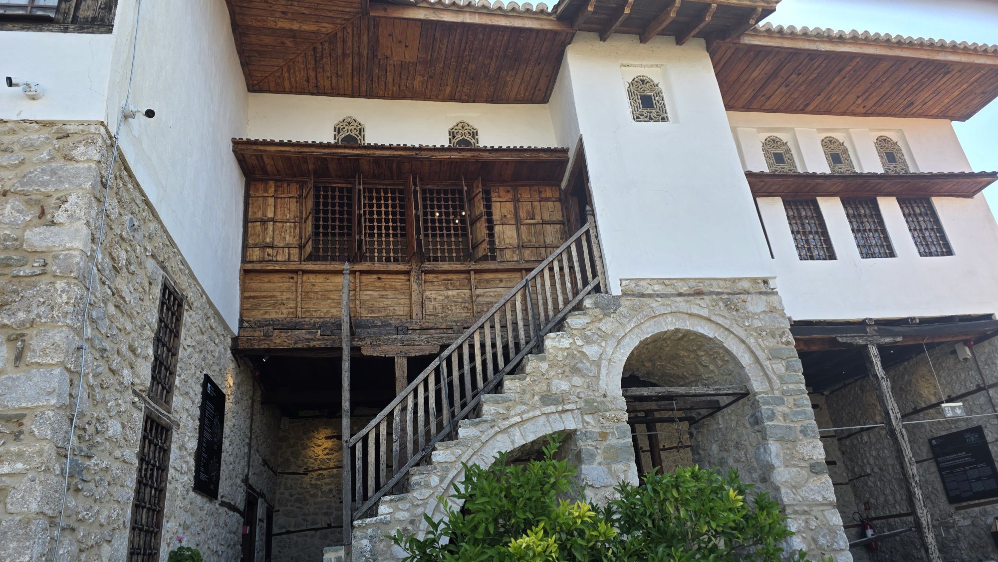 Traditionelles albanisches Wohnhaus im Ethnografischen Museum von Kruja