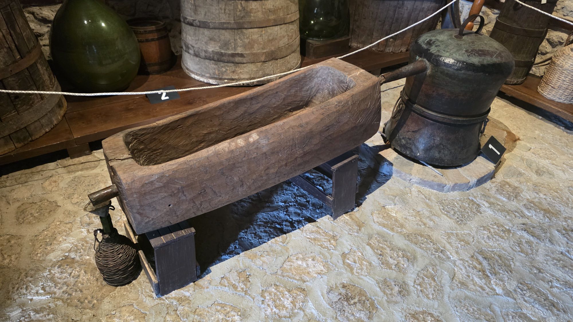 Historische Anlage zum Brennen von Raki im Ethnografischen Museum von Kruja