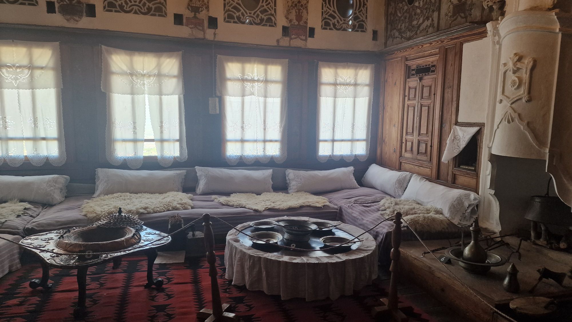 Repräsentativer Wohnraum im Ethnografischen Museum von Kruja