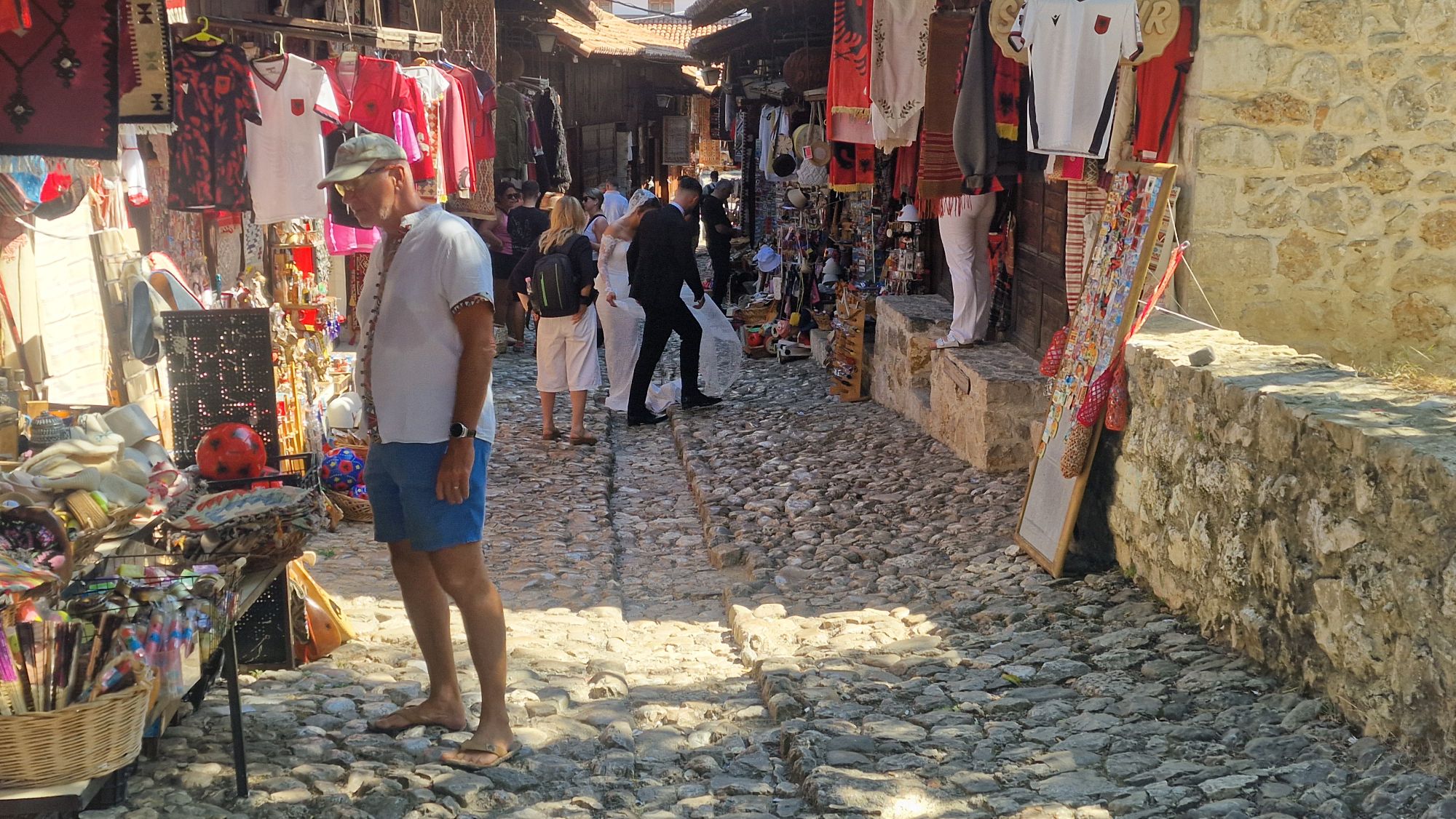 Souvenirs und Trödel im alten Basar von Kruja