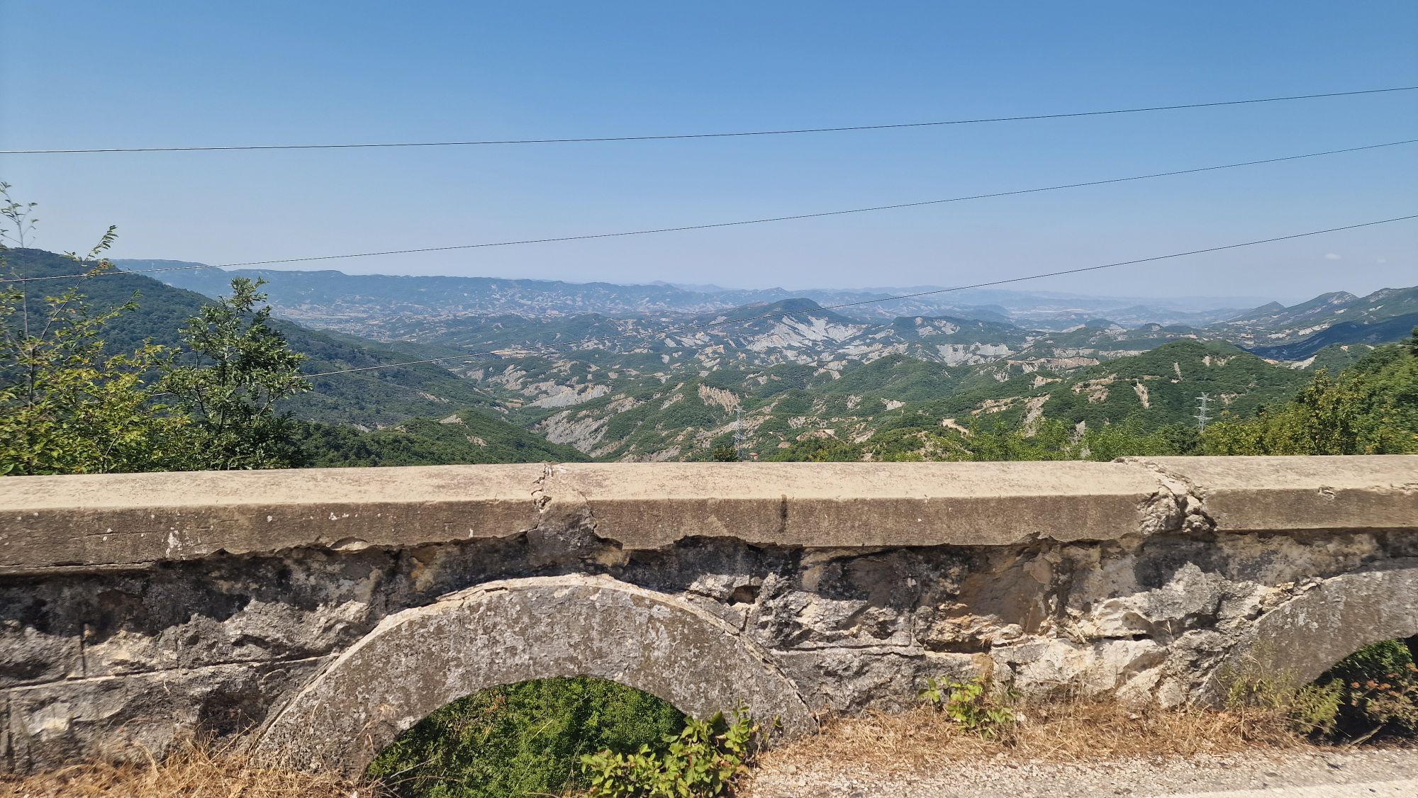 Leitplanke aus Beton und Naturstein an der alten Straße über den Krraba-Pass