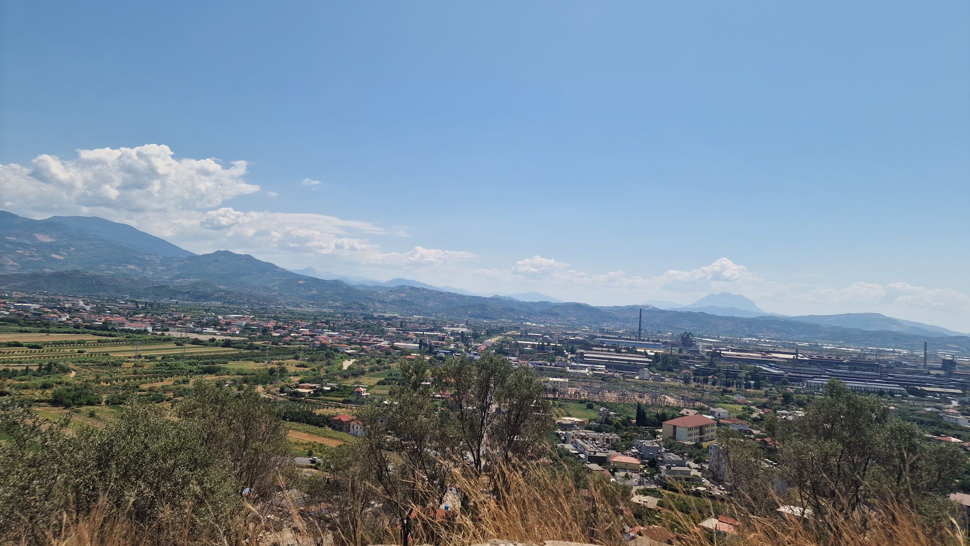 Blick vom Krraba-Pass auf Elbasan und das Metallurgische Kombinat bei Bradashesh