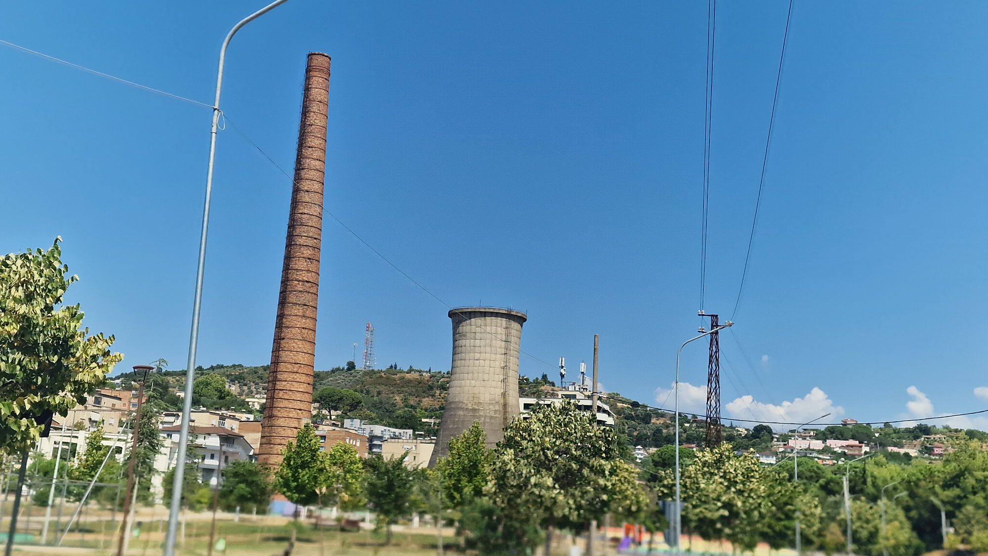 Alter Backsteinschornstein und Kühlturm des ehemaligen thermischen Kraftwerks von Kuçova